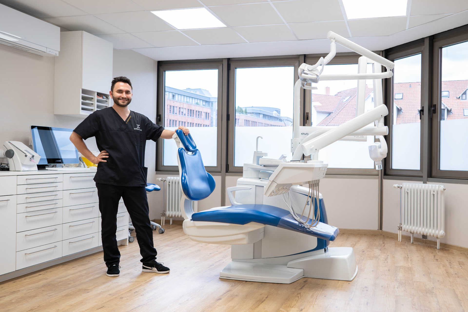 Zahnarzt in der Dorow Clinic wartet auf Patienten vor Zahnarztstuhl der dorow clinic