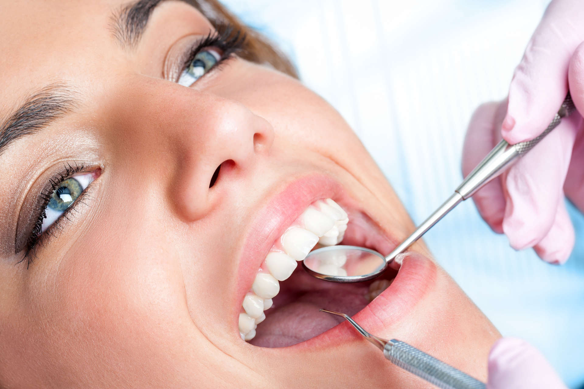 frau beim zahnarzt für dentalhygiene und zahnreinigung