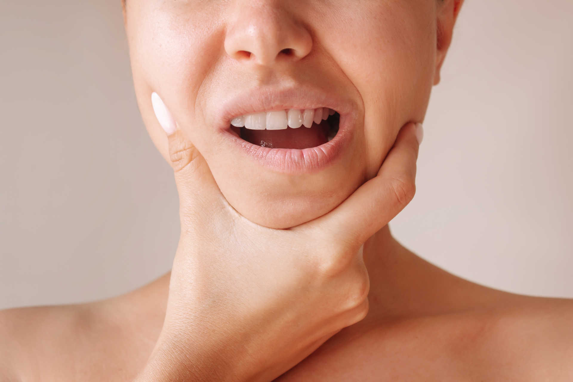 Frau hat Zahnschmerzen wegen ihrer Weisheitszähne