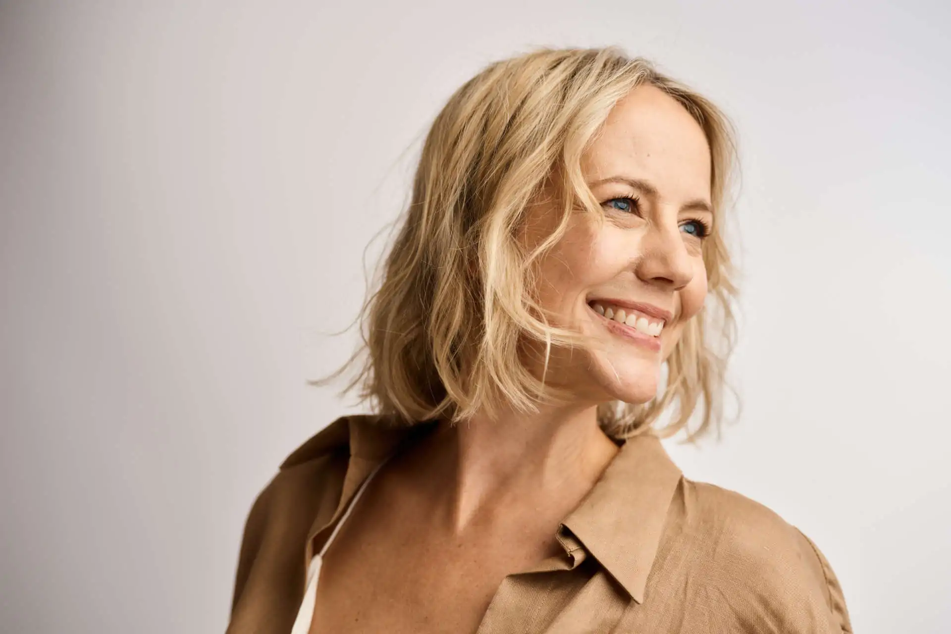 frau mit wunderschoenem lachen