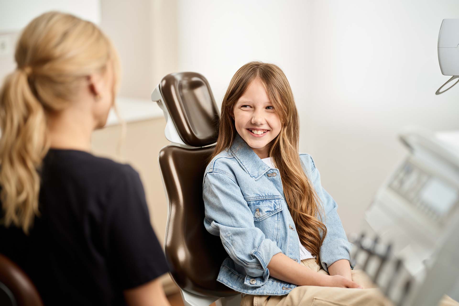 Mädchen während ihrer Zahnkontrolle mit Kinderzahnärztin