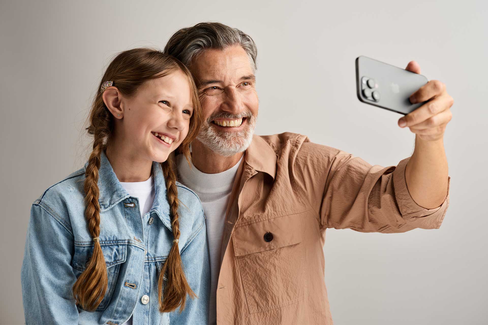 Vater und Tochter machen ein Selfie nach der OP