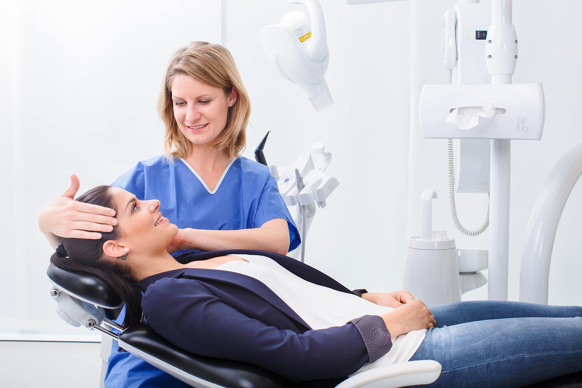 Zahnärztin Verena Lamont von der Dorow Clinic mit Patientin