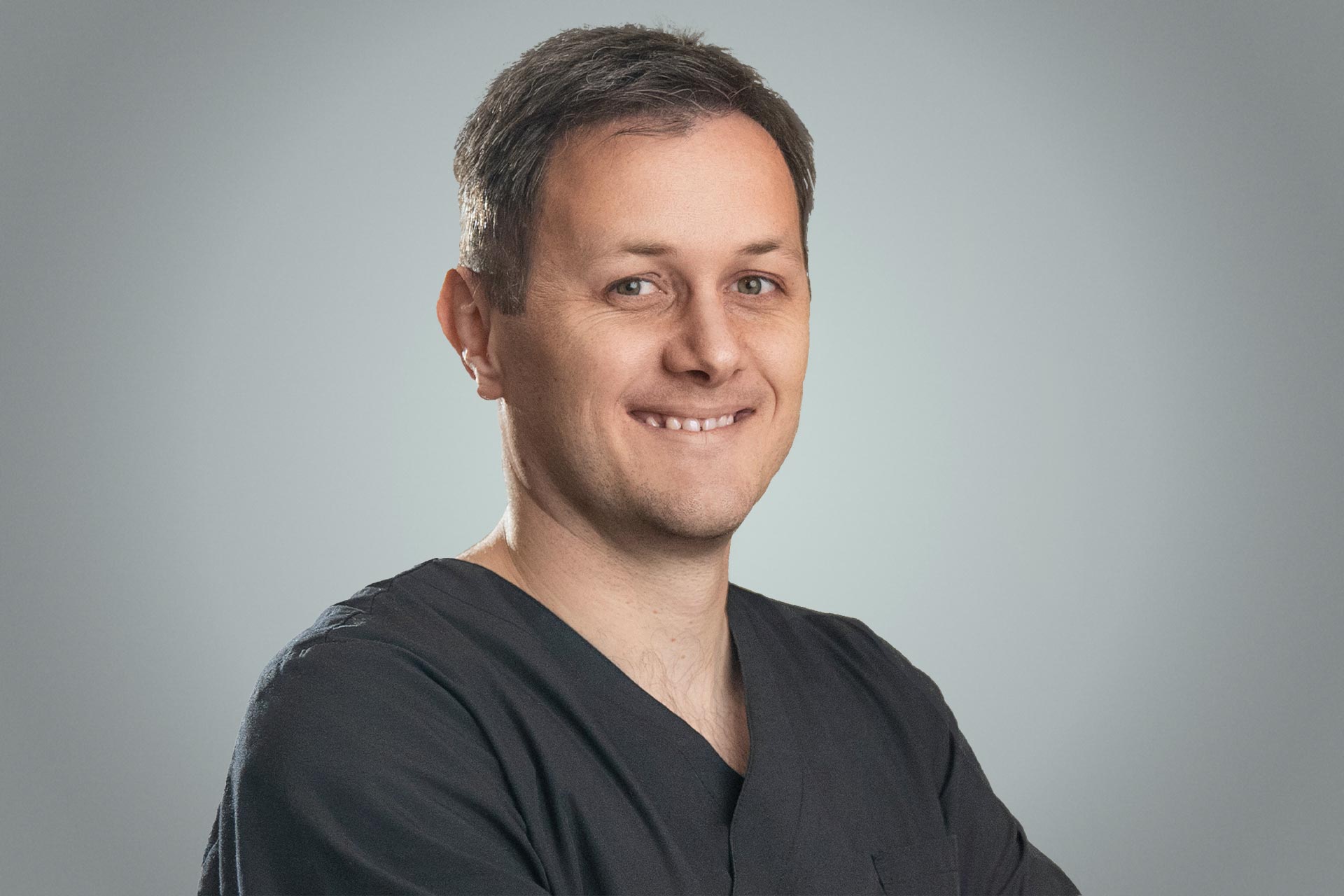 Chefarzt Dr. Dragan Stévic von der Dorow Clinic Portrait Foto