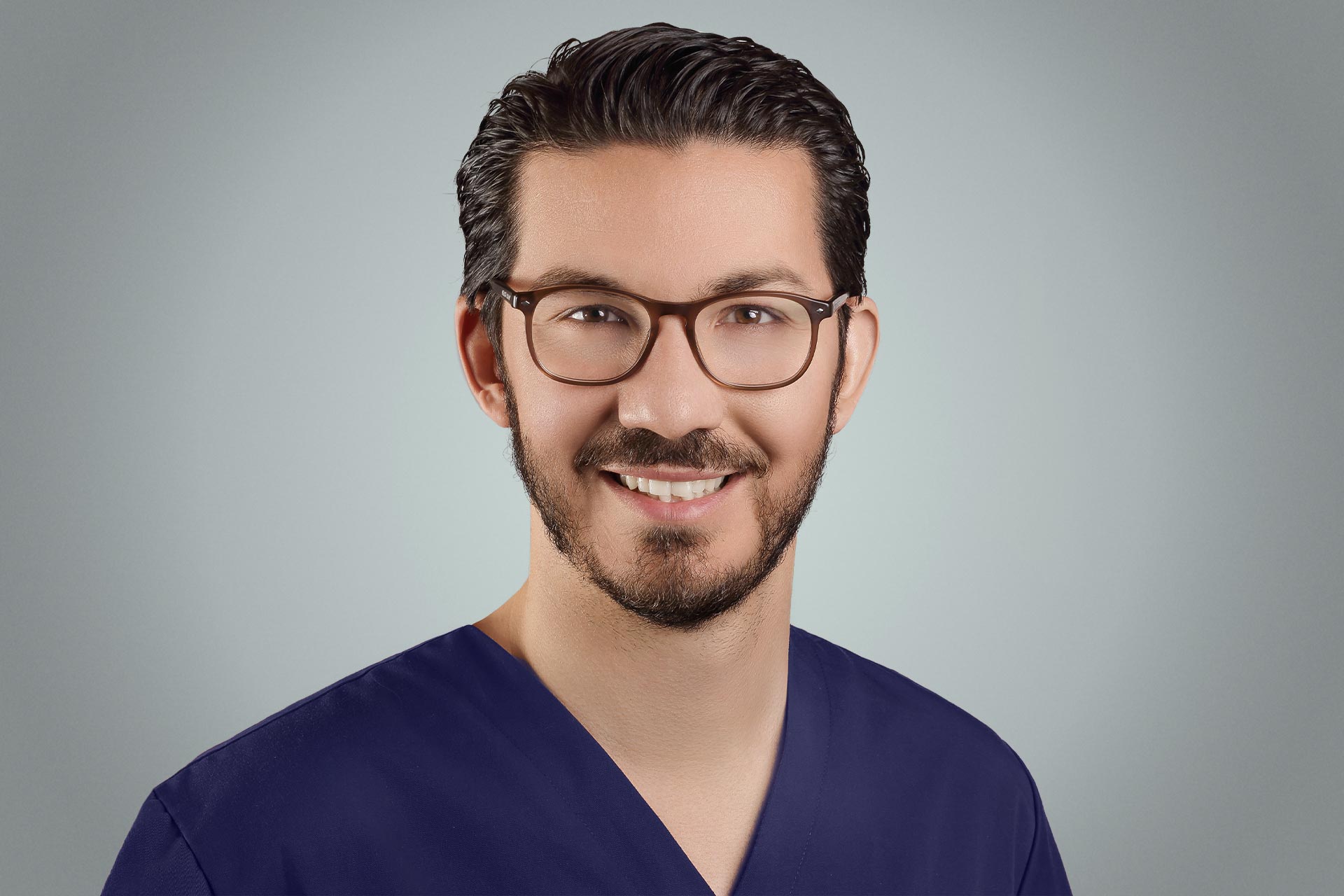 Chefzahnarzt Dr. Eleftherios Grizas von der Dorow Clinic Portrait Foto