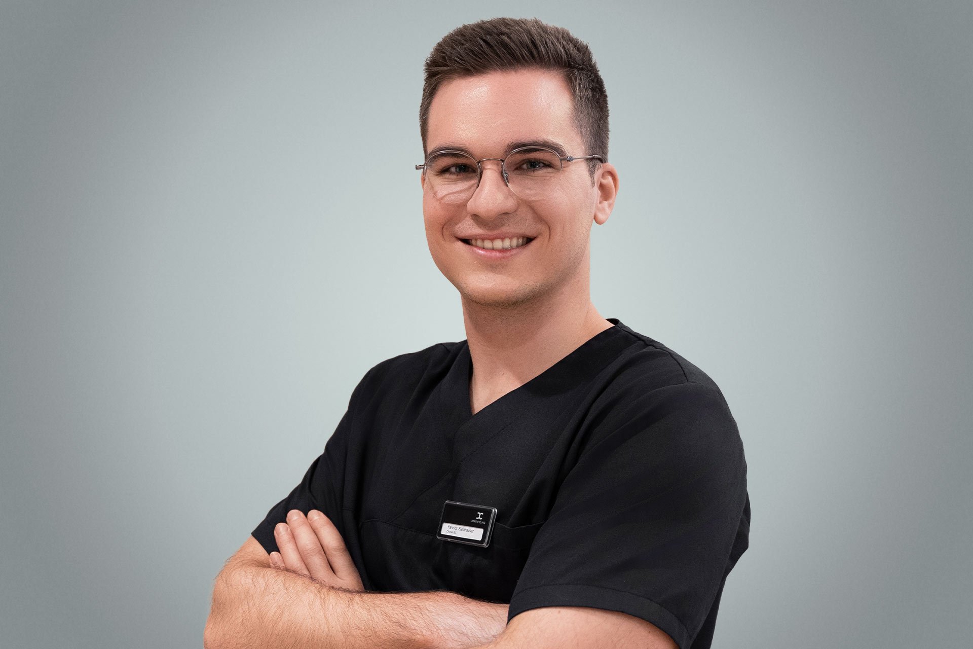 Zahnarzt Yannick Steinhauser von der Dorow Clinic Portrait Foto