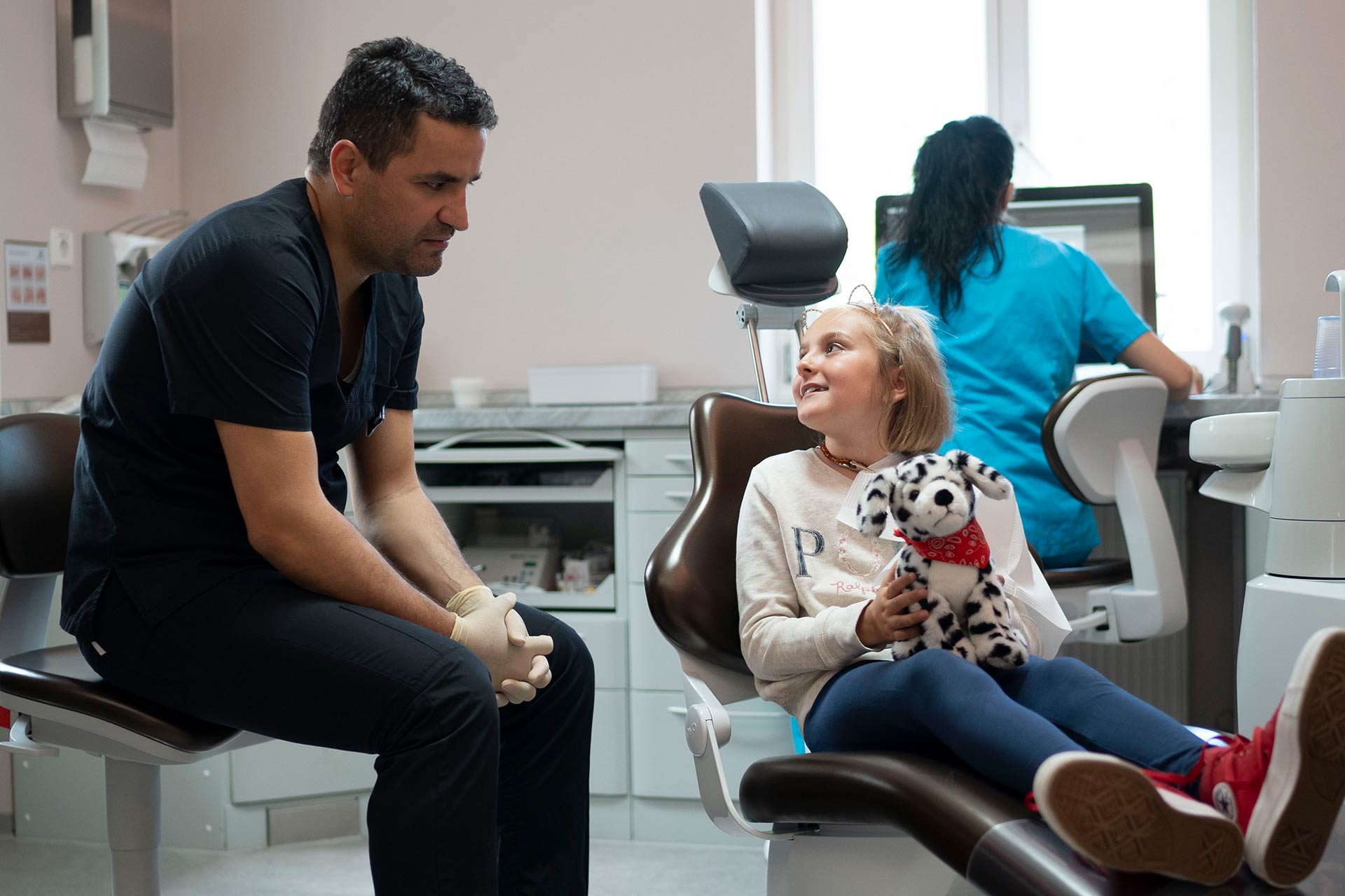 Dr Dejan Nedeljkovic Kinderzahnarzt mit Kinderpatientin