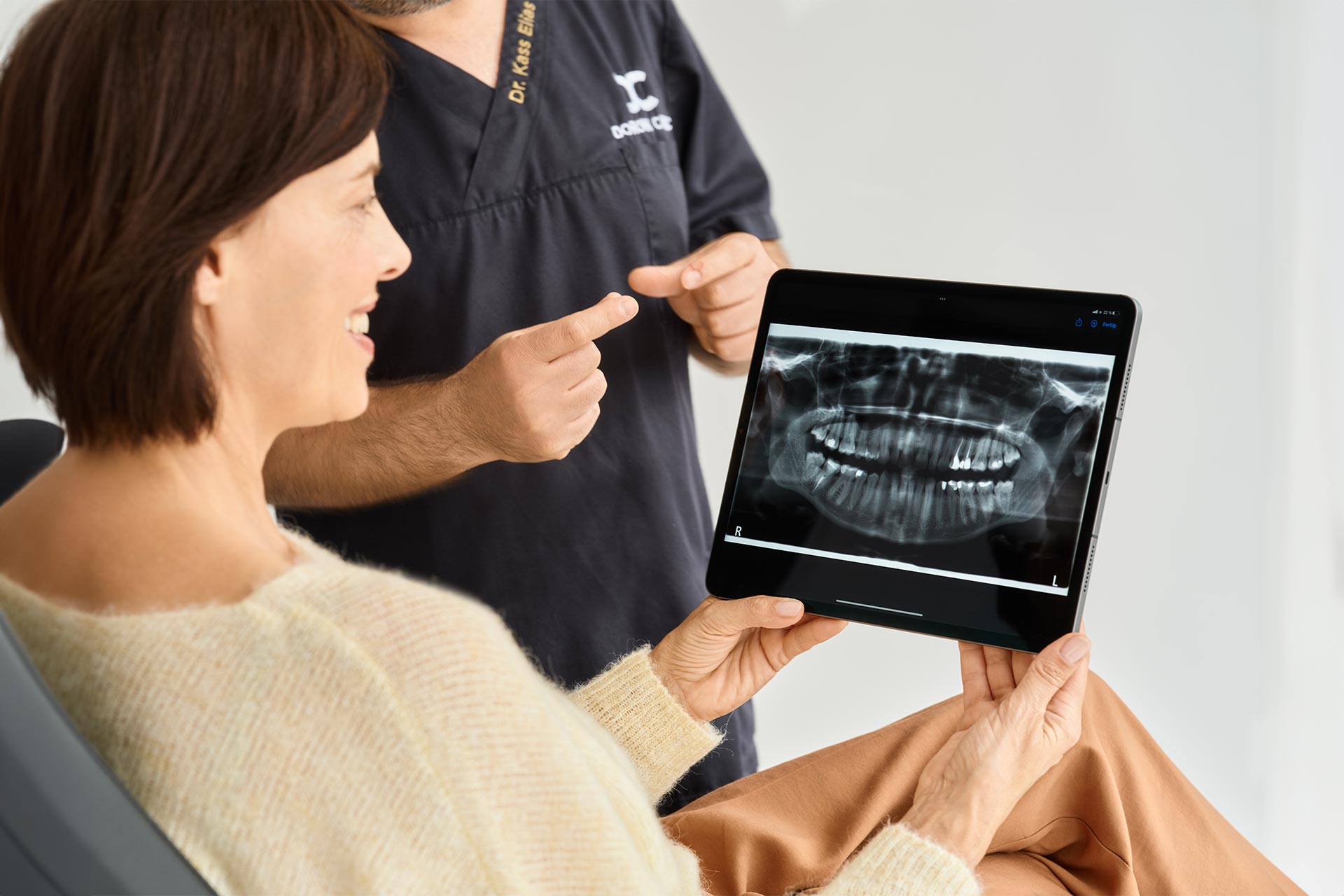 Patientin schaut sich ihr Röntgenbild an