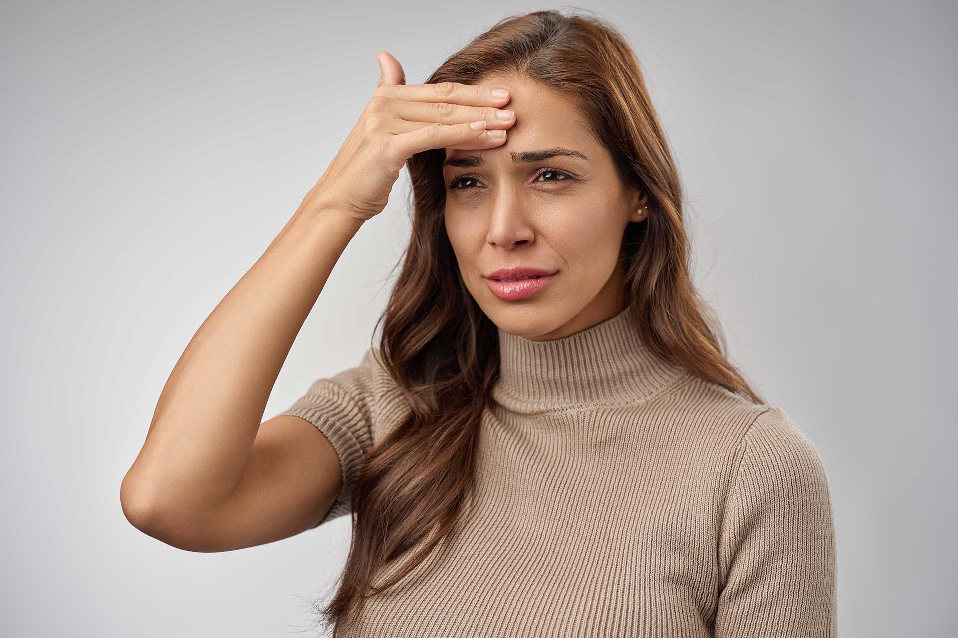 Frau hat Kopfschmerzen durch Stress wegen Zahnarztangst