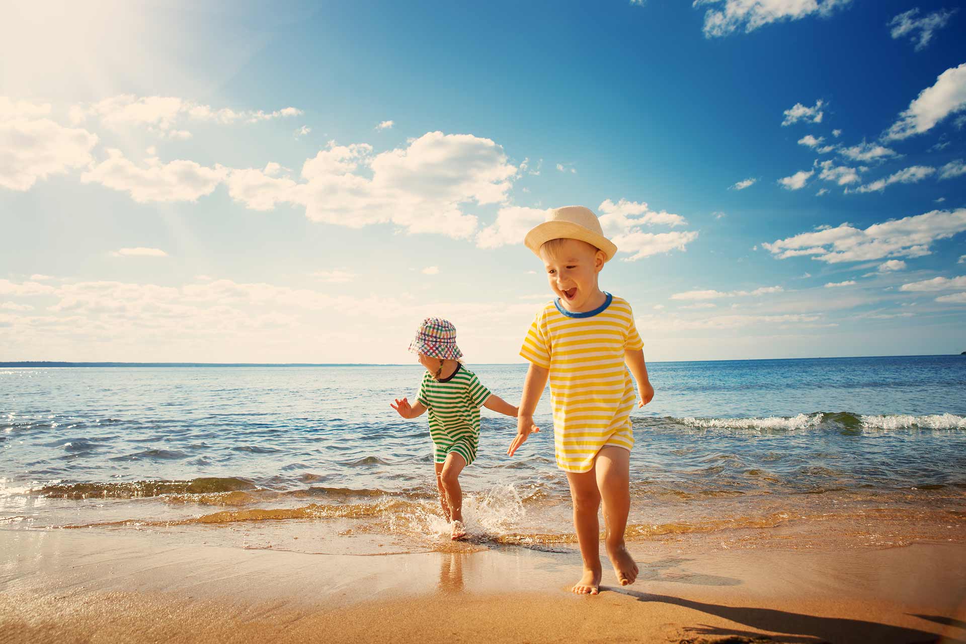 Sonnenschutz mit hohem Lichtschutzfaktor für Kinder, die am Strand spielen