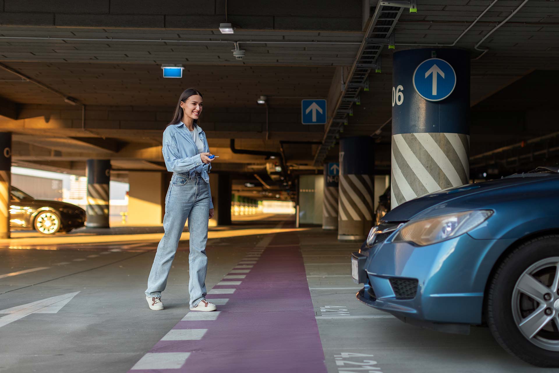 Frau in der Tiefgarage auf dem zum Auto