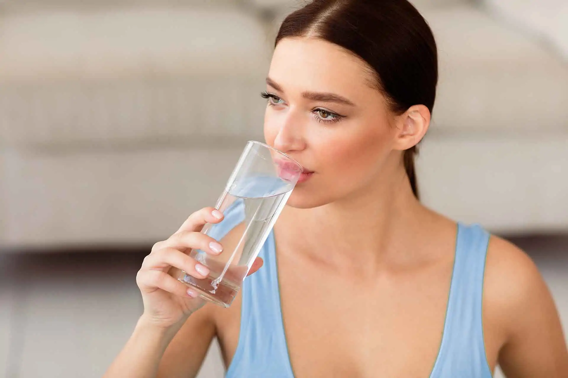 Trinken hilft gegen Schwellungen im Sommer