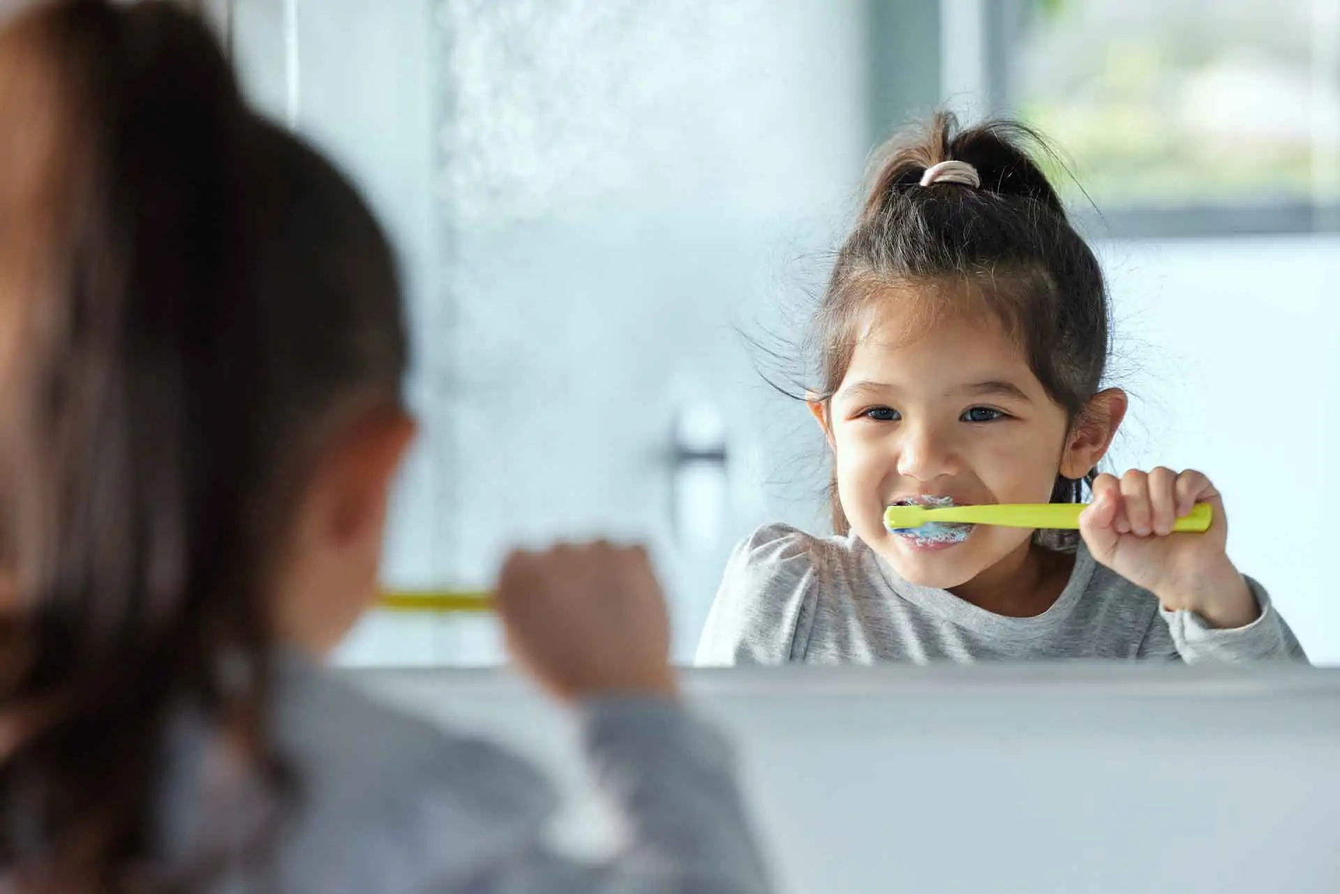 Zahnpflege bei Kindern: So bleibt das Milchzahnlächeln gesund