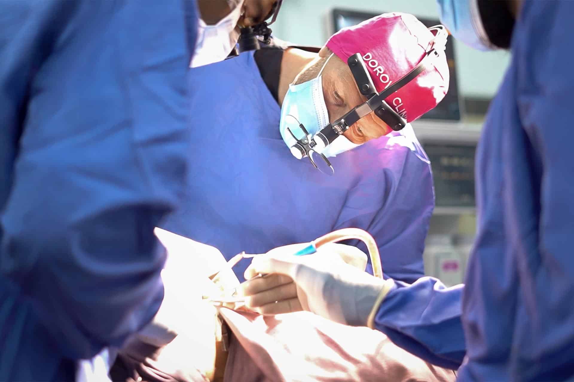 Dr. Dr. Andreas Dorow operiert im Cleft Hospital in Pakistan