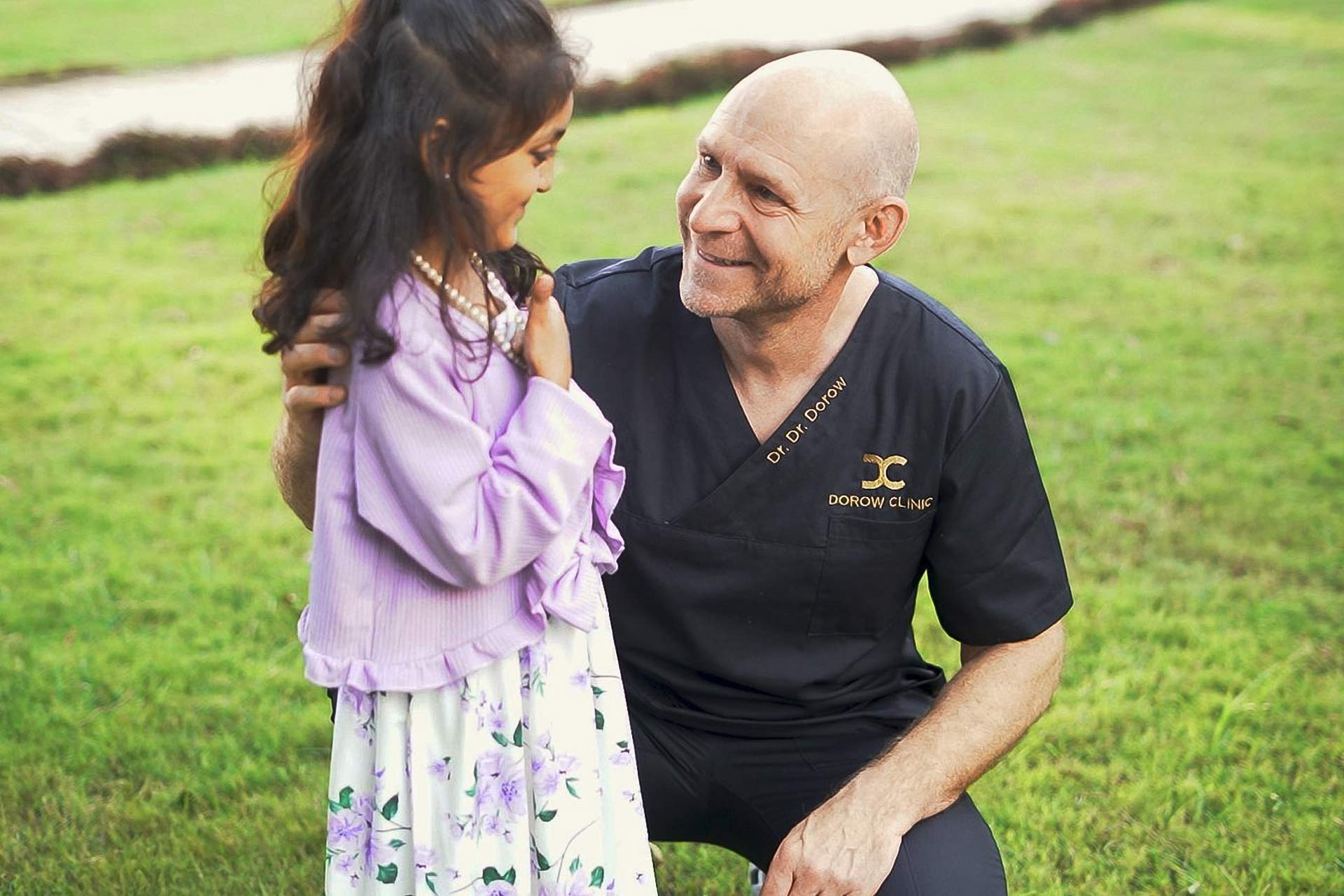 Dr. Dr. Andreas Dorow hilft Kindern in Pakistan.