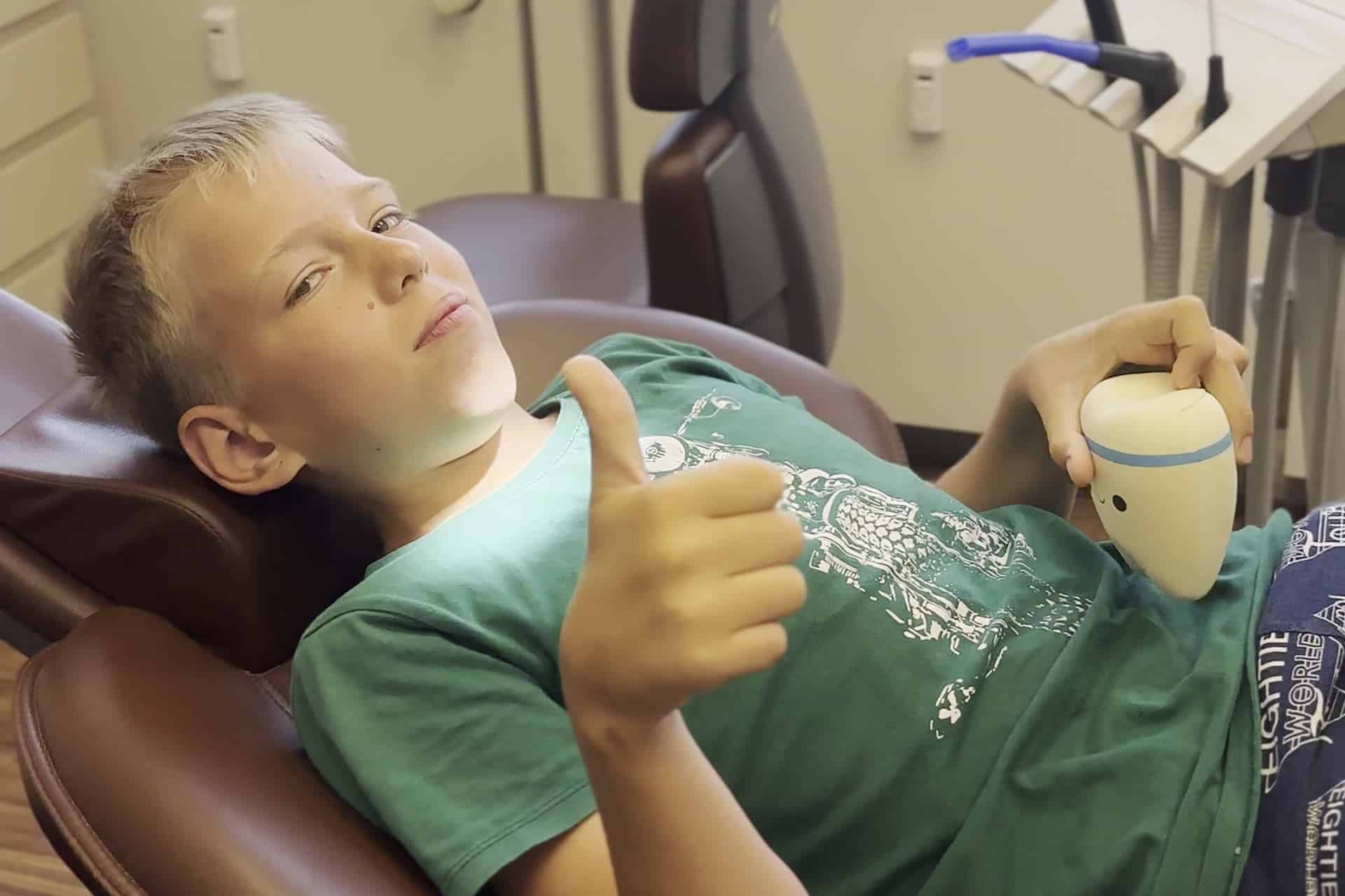 Projekt Tschernobyl, glückliche Kinder nach Zahnbehandlung in der Dorow Clinic.