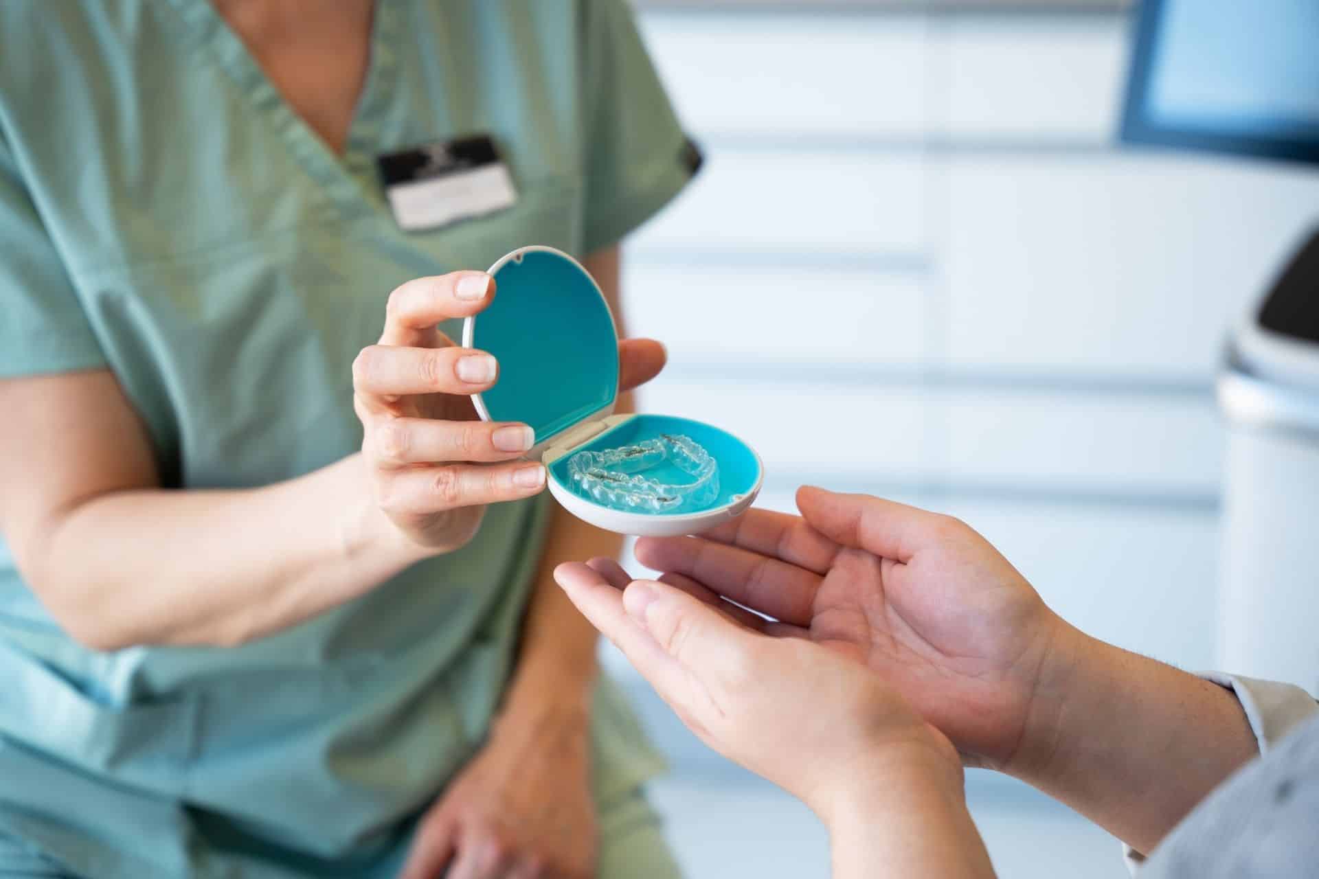 Unsichtbare Zahnspange für Erwachsene - ClearCorrect