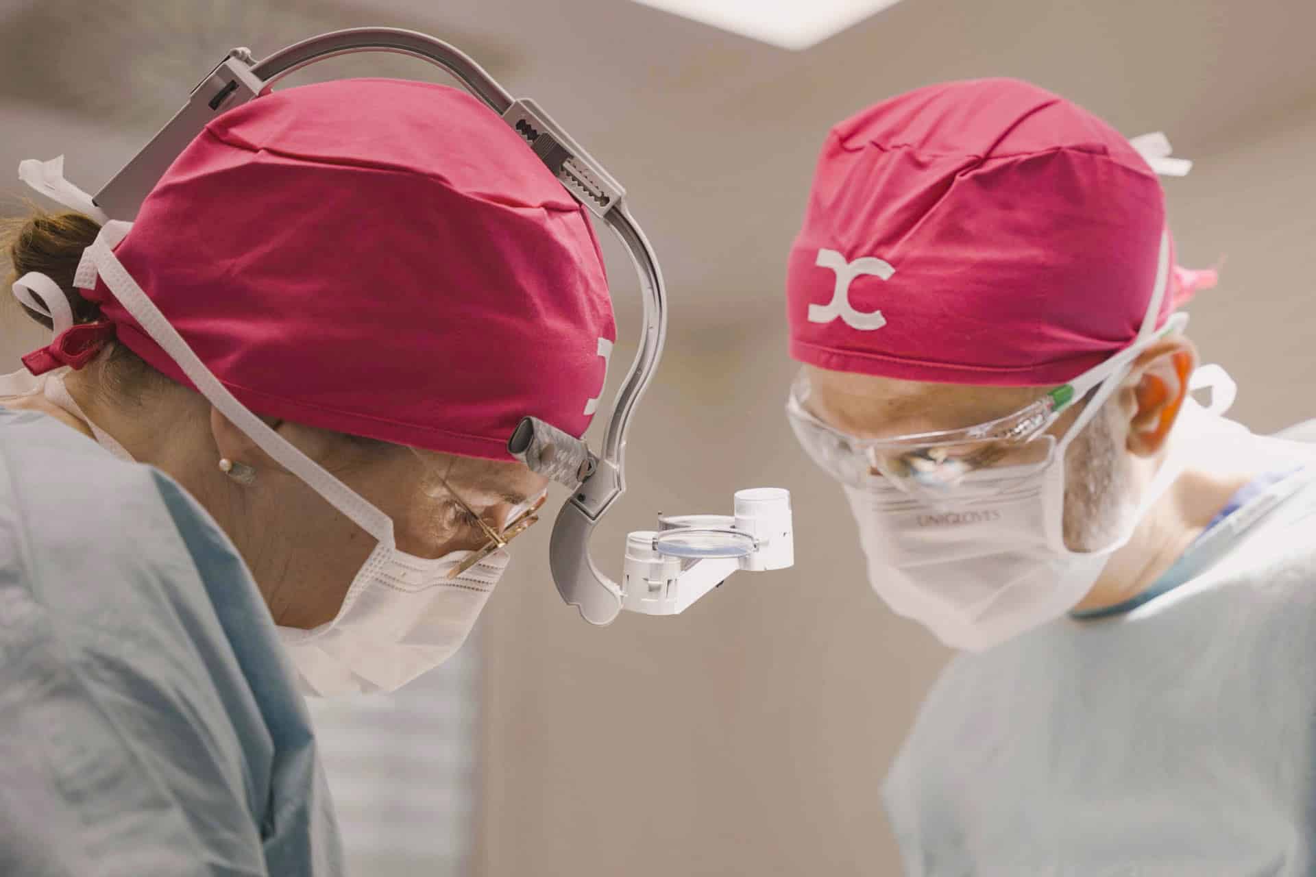 Dr. Dania Gäng und Dr. Günter Müller operieren Robert Geiss in der Dorow Clinic